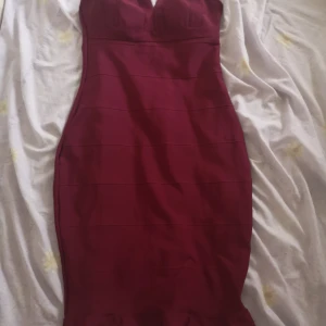 Klänning  - Kort klänning bandage... Vin röd.. 