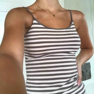  - Skönt randigt linne i beiga och bruna färger. Perfekt till sommaren när man blir lite brun!🌞