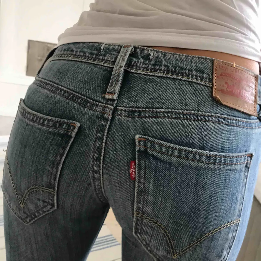 Tighta snygga blå Levi’s-jeans. Låg midja och smal passform. Modell 493 skinny fit i 25/32👍. Jeans & Byxor.