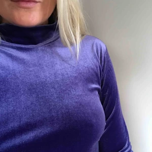  - Lila halvpolo i velour 