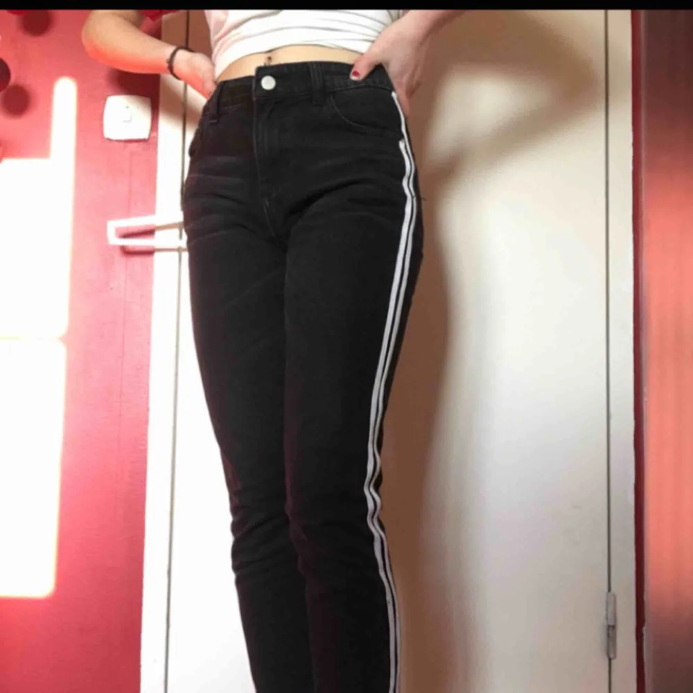 Svarta jeans med vita stripes på sidorna från Boohoo. 150kr inkl. frakt. Jeans & Byxor.