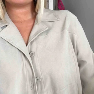  - Oversize kappa i trench coat-stil. Köpt second hand men i bra skick