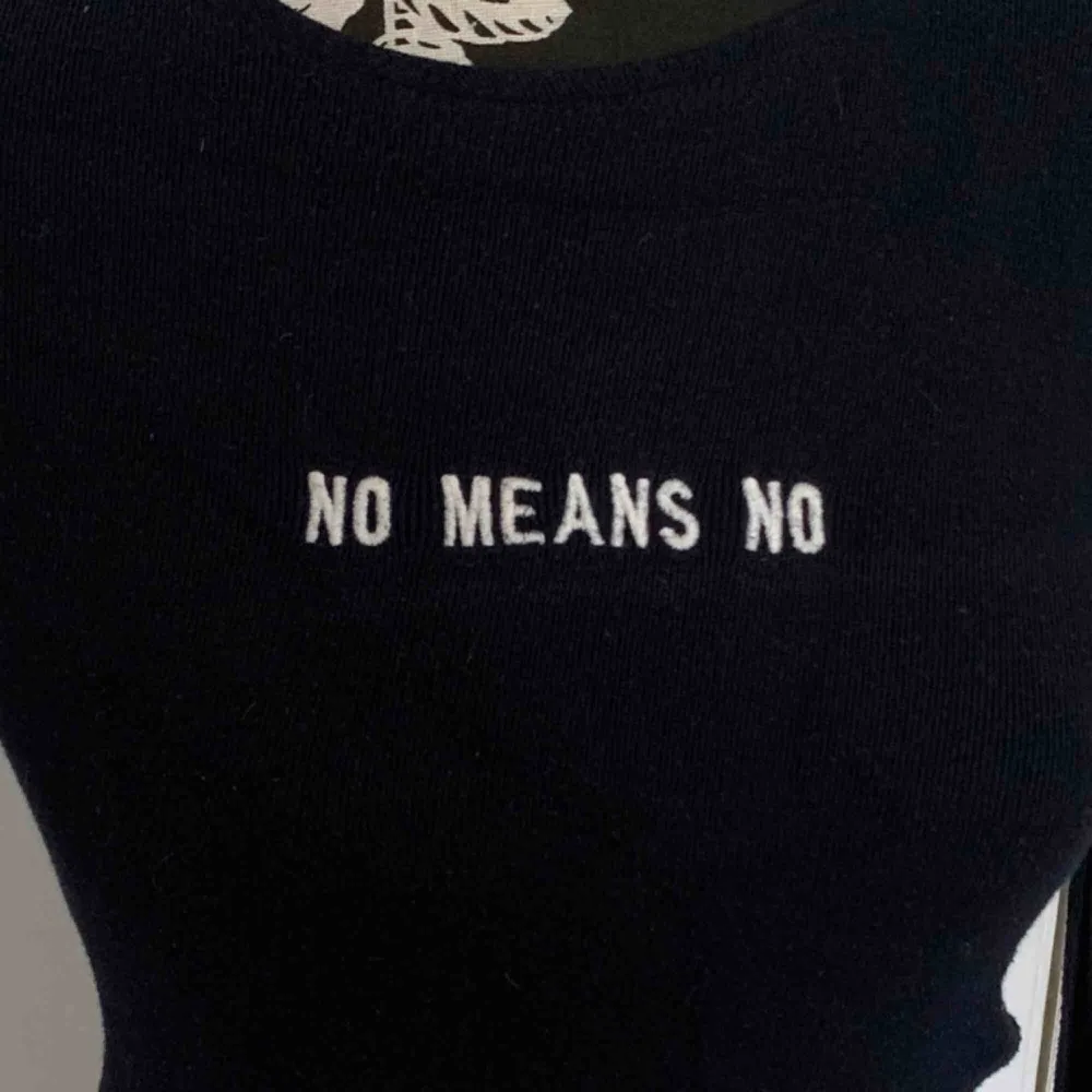Croppad mörkblå tröja från pull and bear. Jätteskönt tyg. Text ”no means no” 😌   Använd fåtal gånger, jättebra skick.  150kr, frakt ingår. 🌹🥰 . Tröjor & Koftor.