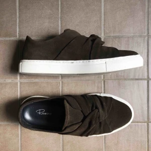  - Ett par stilrena mossgröna sneakers från Rizzo i mocka med fin knytdetalj, innersula i läder. Nyskick, endast använda en gång och säljes då dom tyvärr är för små för mig. Betalning via Swish, frakt tillkommer. Nypris 1400 kr