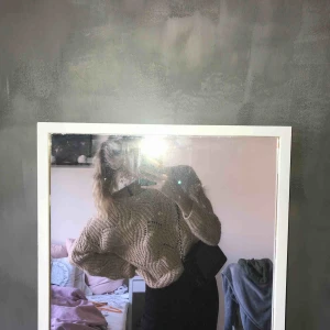  - Fin stickad tröja, stor i storleken. Nypris 400kr på veromoda. Du står för frakten