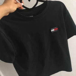  - T-shirt ifrån Tommy Jeans, använd nån enstaka gång så fortfarande i nyskick! T-shirten är lite kortare och lite pösigare i modellen. Storlek XS. Nypris 449kr, säljer för 250kr inkl frakt. 