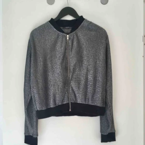  - Glittrig jacka/kofta i tunt tyg, inköpt secondhand. Fint skick. 