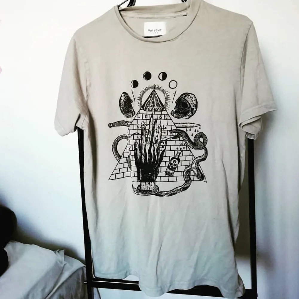 Ockult tröja från Carlings, storlek S men är oversized och passar definitivt en M också. 60kr + frakt! 🖤. T-shirts.
