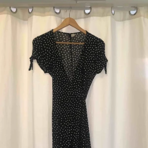  - Superfin sommarklänning från H&M dividend! Wrap-klänning med slits och fina ärmdetaljer.  Storlek 36, fint skick.   Kan skickas mot frakt 😊