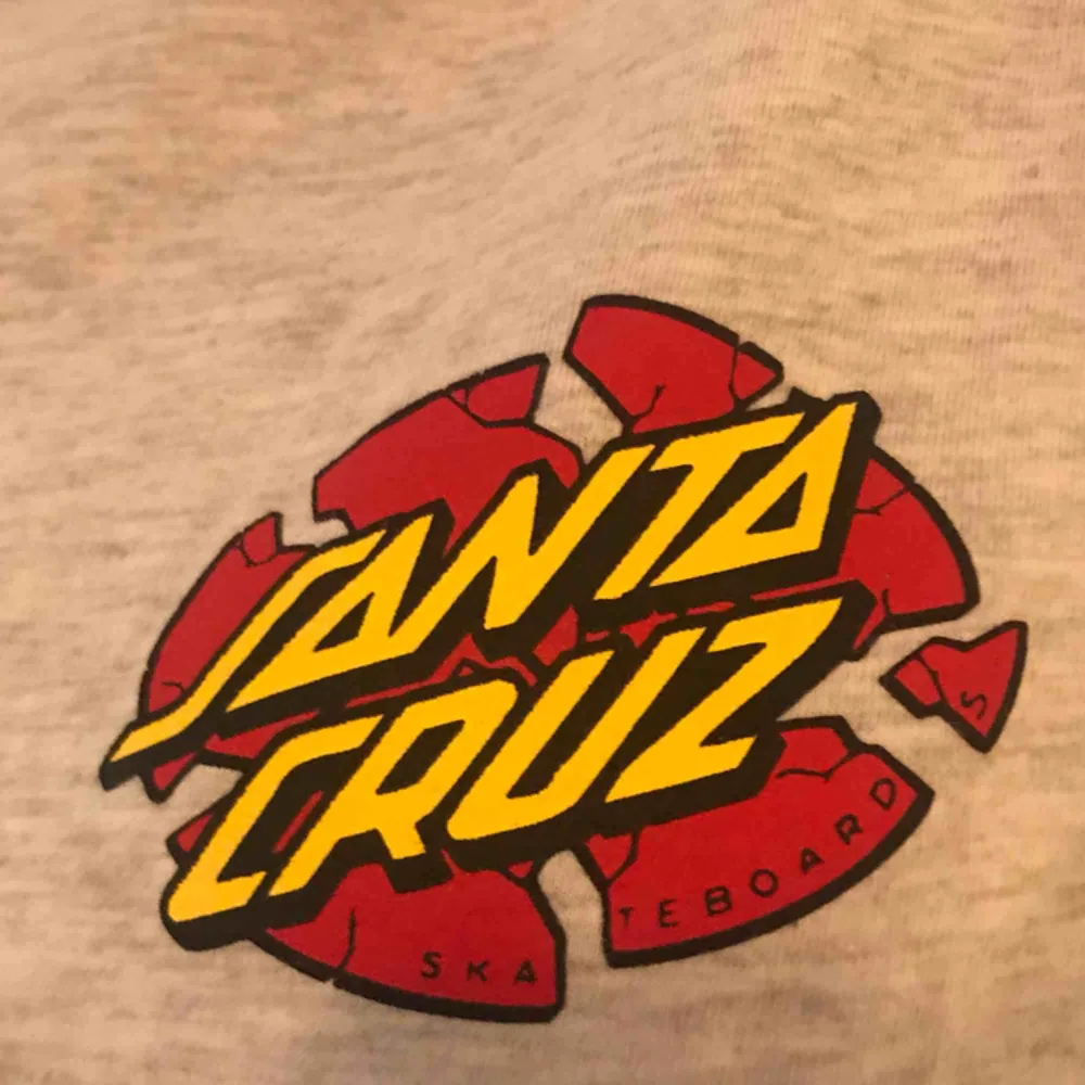 Oanvänd legit Santa Cruz t-shirt i storlek S. Tror att den är köpt på Carlings 😝. T-shirts.