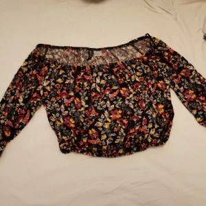  - Croppad topp med blommor på. Superfin!! 