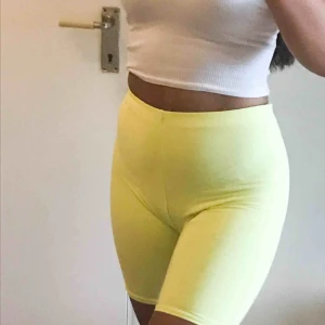  - Ville köpa ett par cykelbyxor men tyckte verkligen inte det passade min stil :(. Super fina dock och super skönt material. Aldrig använda.