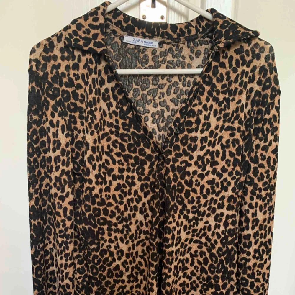 Sjukt fin och trendig leopard blus från Zara i storlek S, mycket fint skick!. Blusar.