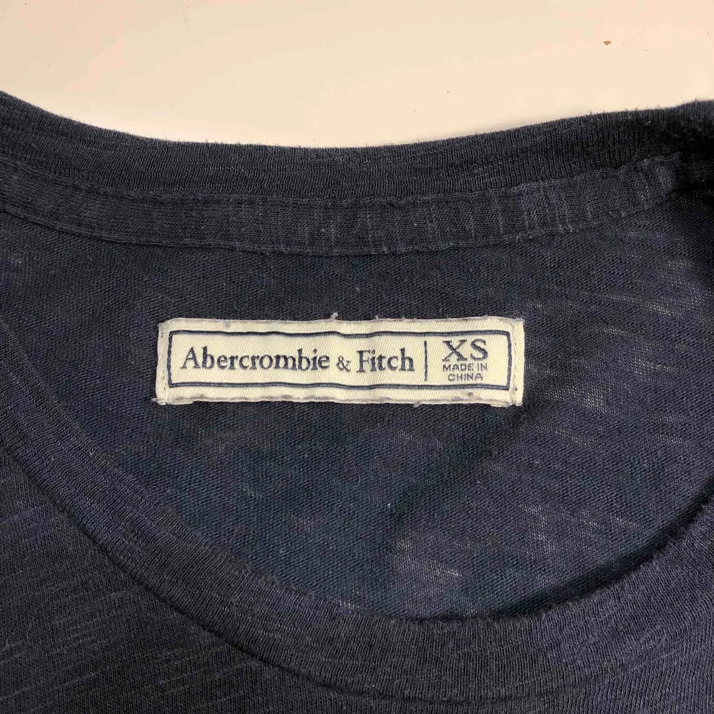 En väldigt fin marinblå abercrombie T-shirt 💕 Kommit till användning några fåtals gånger och anses vara i mycket bra skick. Köpare står för frakt💕. T-shirts.