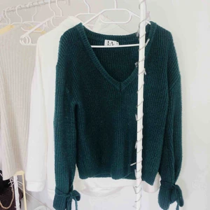  - Mysig grön/blå ribbstickad tjocktröja från Linn Ahlborgs kollektion X nakd! Fina justerbara rosettdetaljer vid båda ärmarna. Storlek XXS men oversized, passar mig som är XS men skulle nog passa upp till en M! Säljs pga ej kommit till användning