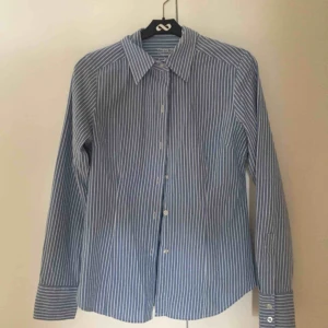  - Figursydd skjorta från Ellos i medium, men tycker snarare att den är en small i storleken! Välanvänt skick men fortfarande väldigt söt 😊   📬 Frakt 54 kr