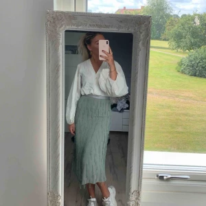  - Jag säljer min superfina kjol från HM då den inte kommit till användning. Lappen sitter kvar och den är endast använd på dessa bilder. Skriv gärna om ni har några funderingar!