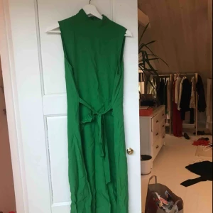  - Jättefin grön klänning från hm med polokrage och bolag kjol med bälte i midjan. Sitter supersnyggt på. 