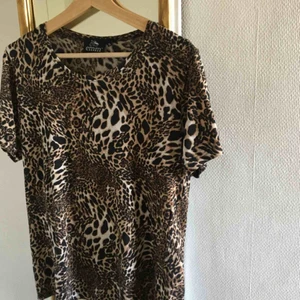  - T-shirt i leopardmönster!! Det står att den är i strl XL men skulle mer säga att den är i strl M. Köparen står för frakt! :)