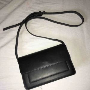  - Svart liten väska från åhlens 