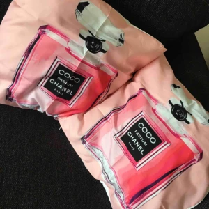  - Kommer nya i förpackning. Har för mig att dom va 45x45.  OBS!!! Kuddar medföljer ej!