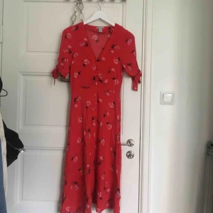  - Röd klänning h&m, använd en gång förra midsommar 2018. Köparen står för frakten.