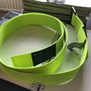  - Neongrönt bälte från Urban outfitters i London.