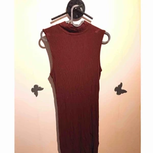  - Klänning från Ginatricot. Se andra bilden för bättre färg på klänningen! Köparen står för frakt eller så kan jag mötas i Uppsala 💕