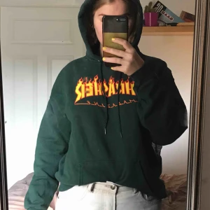  - Thrasher hoodie som jag köpt för 3 års sedan men knappt använt. Äkta Köpte den för 999kr