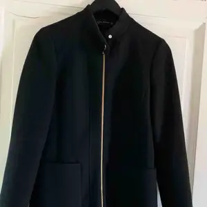 En mycket fin svart kappa från Zara. Använd ett flertal gånger, men fint skick.   Köpare står för frakten:) kan mötas upp i Göteborg. 