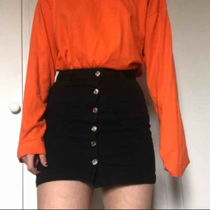  - Säljer min svarta jeanskjol från Gina Tricot! Kan mötas upp i Örebro eller så tillkommer fraktkostnad på 39kr. 