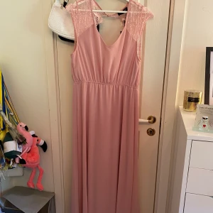 Långklänning - Långklänning i gammaldags rosa, oanvänd. Nypris 599. Frakt tillkommer, 63kr, spårbar. Jag har köp 3 betala för 2 på allt jag säljer🌻