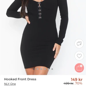 Svart klänning  - Svart snygg klänning från Nelly. Säljer så den tyvärr är för liten för mig, storlek XS. Aldrig använd 