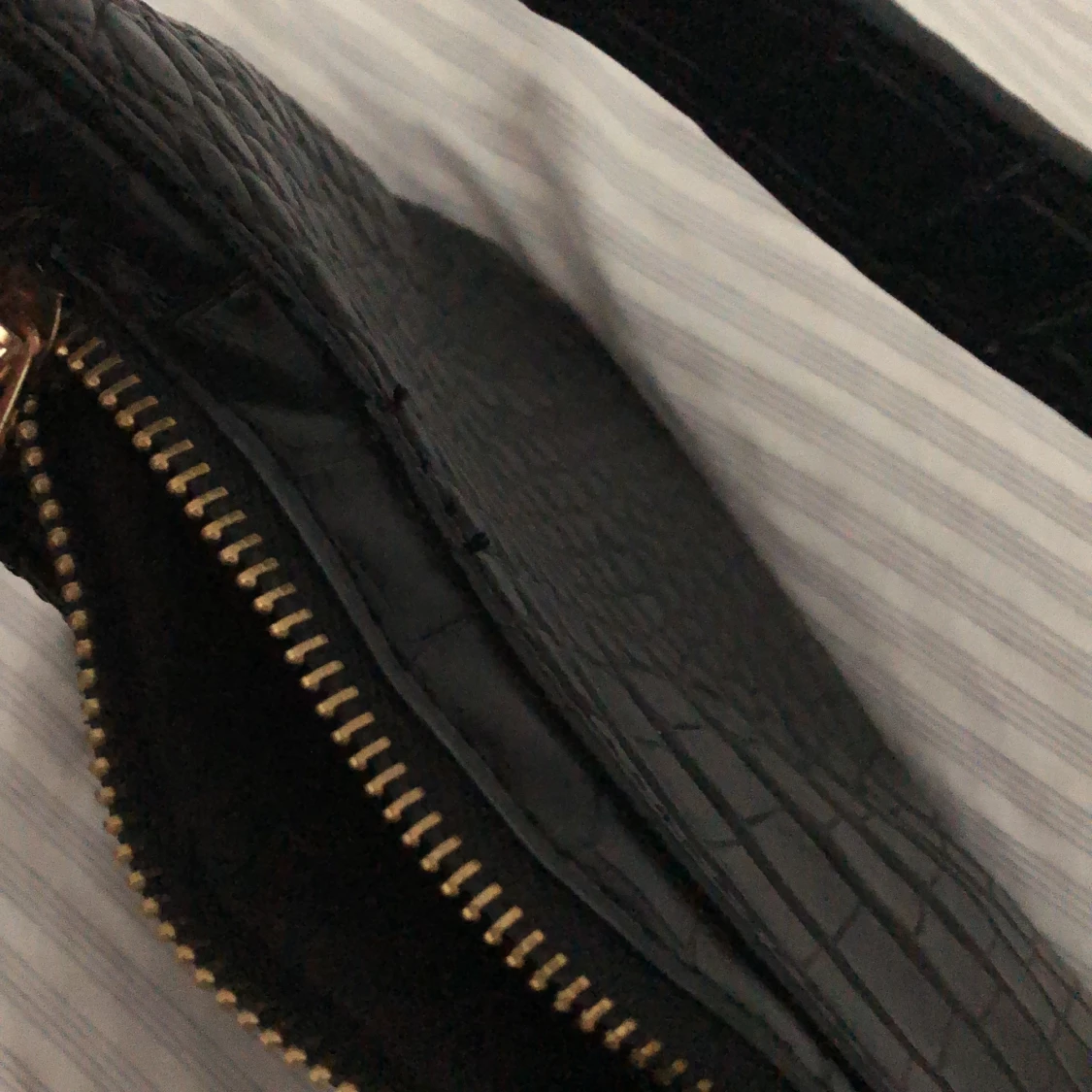 svart axelväska med krokodilmönster - 91