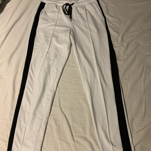 Vita mjukisbyxor - Snygga vita mjukisbyxor med svart streck på sidan
