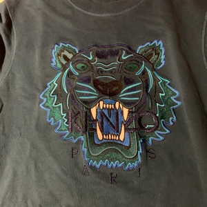 Kenzo Sweatshirt  - Snygg Kenzo sweatshirt i bra skick, köpt på en resell sida på instagram för några månader sen! Skriv bud⚡️