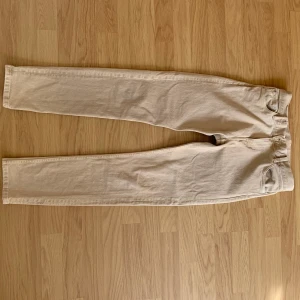 Weekday Jeans - Friday modellen, slim fit. 29/30. Knappt använda, verkligen 10/10. Fraktas på köparens bekostnad.