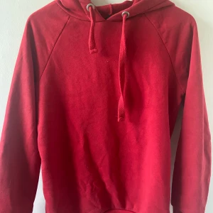Röd hoodie - Röd hoodie från ginatricot, använd några gånger. Vid önskemål med plagget på så är det bara att skriva:) Betalningssätt diskuteras. 
