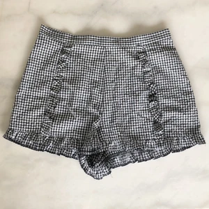 Shorts från Topshop - Rutiga shorts med volanger från Topshop. Små i storleken. Sparsamt använda. Priset är inräknat i priset!