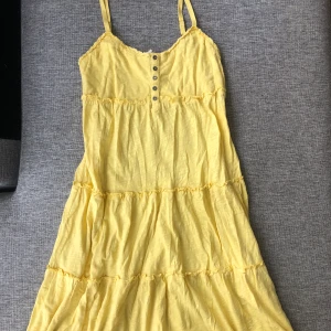 Söt klänning! - En superfin och söt klänning! Jag står för frakt.💗