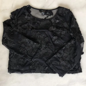 Topp från Nee Look - Topp från New Look. Oanvänd! Liten i storleken. Frakten är inräknad i priset!