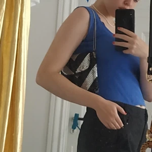 Väska  - Sjuuuukt snygg väska med coolt mönster! Kan vara axellängd och ner till höfterna, men remmarna är avtagbara så kan även användas som en mindre handväska ;) aldrig använd! Fri frakt<3