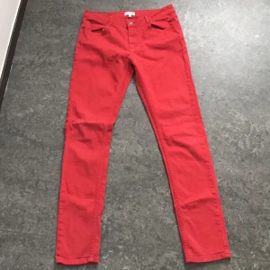 Ett par snygga röda byxor:pris  - Dom är förlåten för mig jag är 1,60 hade dom när jag var typ 1,57 dom är väldigt stretchiga  är dom och väldigt sköna i plagget ❤️❤️❤️pris 150kr