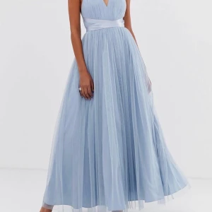 Ljusblå tyllklänning  - Ljusblå tyllklänning från ASOS stl 40. Använd endast en gång. Kan skickas (frakt tillkommer). Skriv för frågor/fler bilder 💘