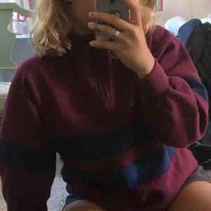 Sweatshirt  - Jättemysig zip sweatshirt köpt på beyond retro. De e ba att skriva för fler bilder:)