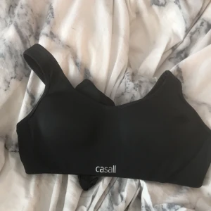 Träningstopp från casall  - En svart träningstopp från casall med inlägg. Väll använd men väl fungerande skick. Storlek Xs. Säljer för 50kr 