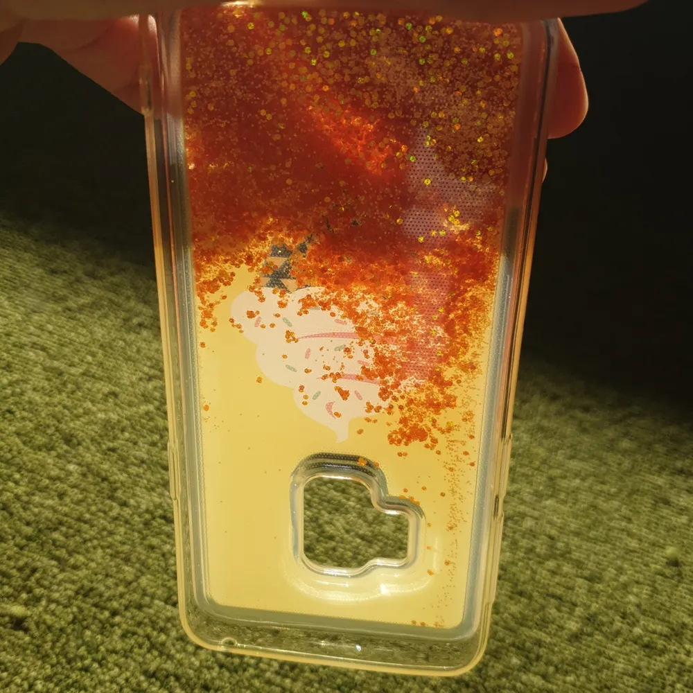 Detta är då ett skäl som precis är nyköpt det är till en Samsung galaxy S9 och på den är ju en glass och färgen inuti är orange;) . Övrigt.