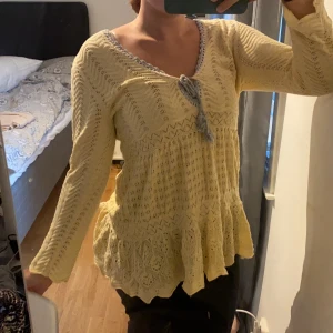 Söt blus/tröja från oddmolly - Gullig ljusgul blus/tröja från oddmolly, storleken står inte men jag skulle säga att det är s/m, priset kan diskuteras och köparen står för frakten🦋🦋🦋