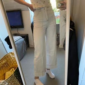 Vita jeans - Ett par vita jeans från monki med mörkbruna sömmar. Sitter snyggt med tajt passform runt midjan. Jag är 171 cm lång