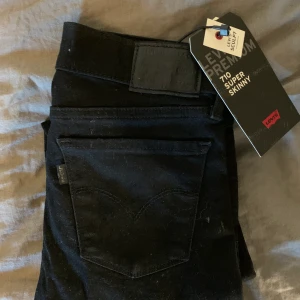Svarta Levis jeans- 710 super skinny  - Nästan helt nya Levis jeans svarta, köpta begagnade men som nya, säljes pågrund av liten storlek. Det är modellen 710 super skinny 23x30. Betalar endast me swish och frankt ingår i priset🌸